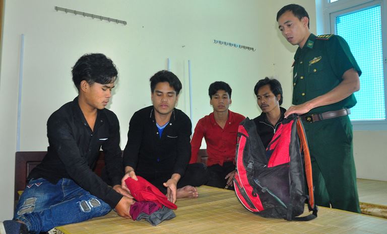 Giai- cuu- 11- thanh- nien- bi- ep- lao- dong- kho