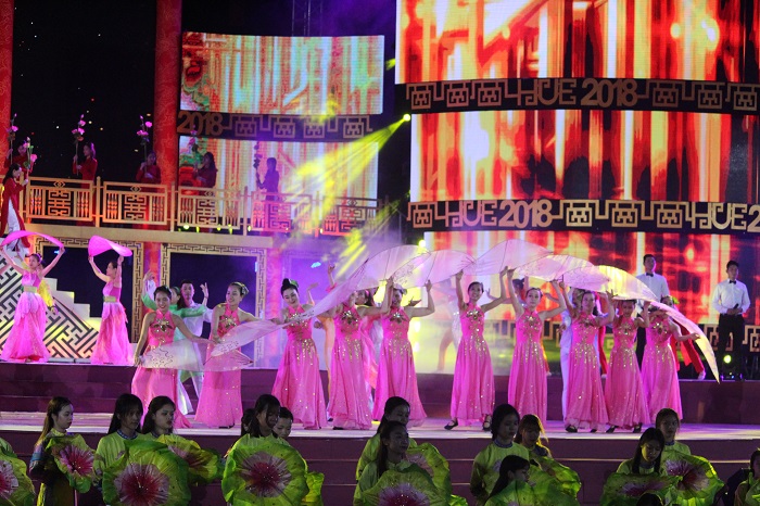 Co- do- Hue- ron- rang- don- khach- ve- khai- hoi-