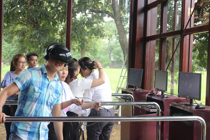 Kham- pha- Trung- tam- VR- tim- ve- Hoang- Cung- H