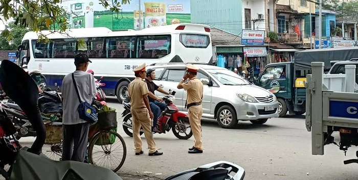 Va- cham- giao- thong- lai- xe- o- to- doi- xu- ng