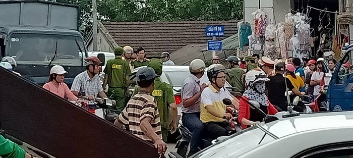 Va- cham- giao- thong- lai- xe- o- to- doi- xu- ng