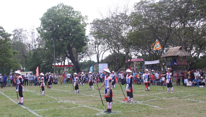 Cao- thu- Hue- cang- tri- dau- co- nguoi- tren- co