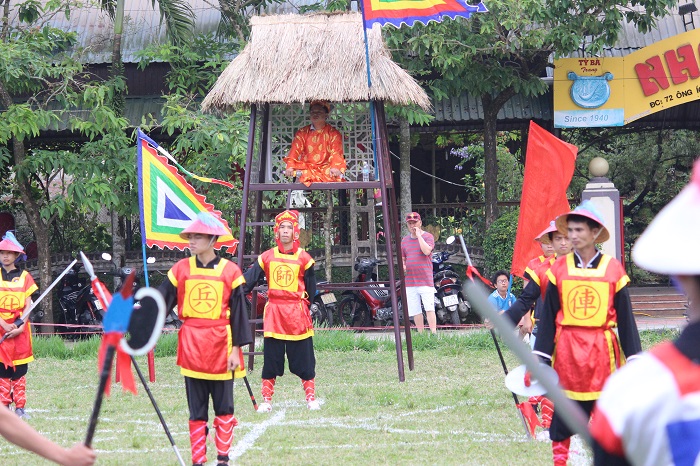 Cao- thu- Hue- cang- tri- dau- co- nguoi- tren- co