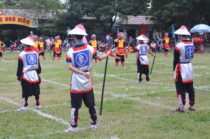 Cao- thu- Hue- cang- tri- dau- co- nguoi- tren- co