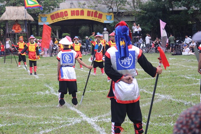 Cao- thu- Hue- cang- tri- dau- co- nguoi- tren- co