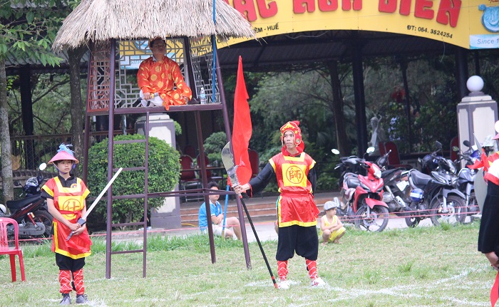 Cao- thu- Hue- cang- tri- dau- co- nguoi- tren- co