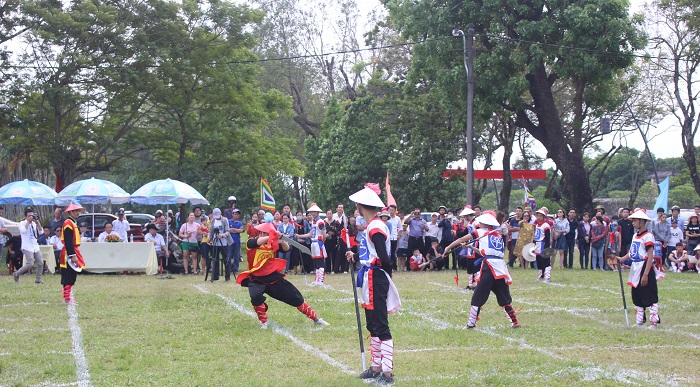 Cao- thu- Hue- cang- tri- dau- co- nguoi- tren- co