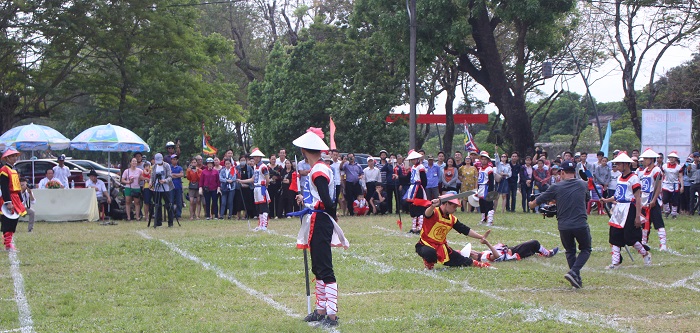Cao- thu- Hue- cang- tri- dau- co- nguoi- tren- co
