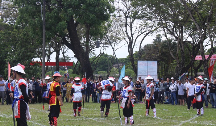 Cao- thu- Hue- cang- tri- dau- co- nguoi- tren- co