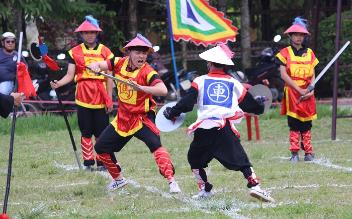 Cao- thu- Hue- cang- tri- dau- co- nguoi- tren- co
