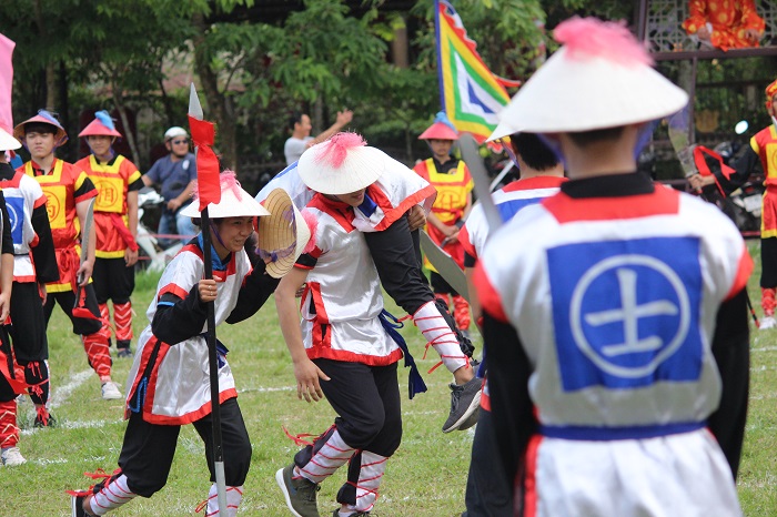 Cao- thu- Hue- cang- tri- dau- co- nguoi- tren- co