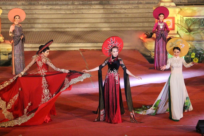 Dan- nguoi- mau- hung- hau- gop- mat- dem- dien- H