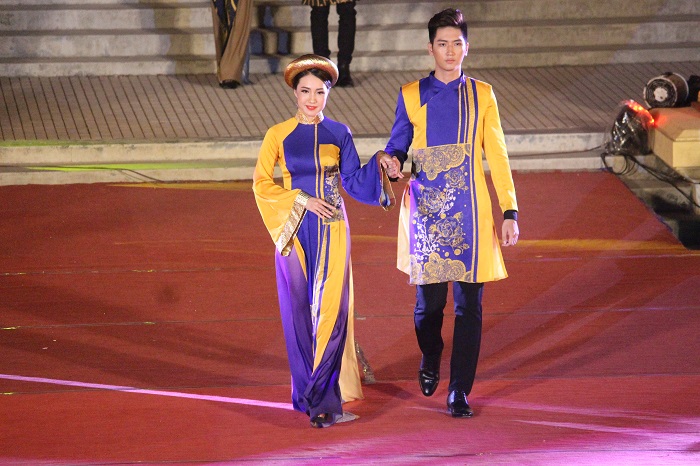 Dan- nguoi- mau- hung- hau- gop- mat- dem- dien- H