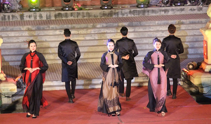 Dan- nguoi- mau- hung- hau- gop- mat- dem- dien- H