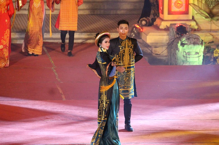 Dan- nguoi- mau- hung- hau- gop- mat- dem- dien- H