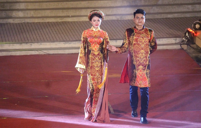 Dan- nguoi- mau- hung- hau- gop- mat- dem- dien- H