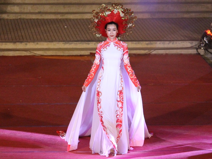 Dan- nguoi- mau- hung- hau- gop- mat- dem- dien- H