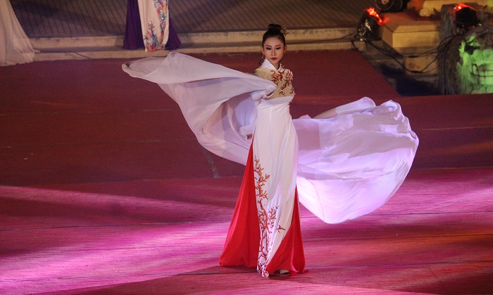 Dan- nguoi- mau- hung- hau- gop- mat- dem- dien- H