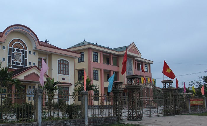 Bi- thu- phuong- Dong- Giang- bi- cach- chuc- cac-