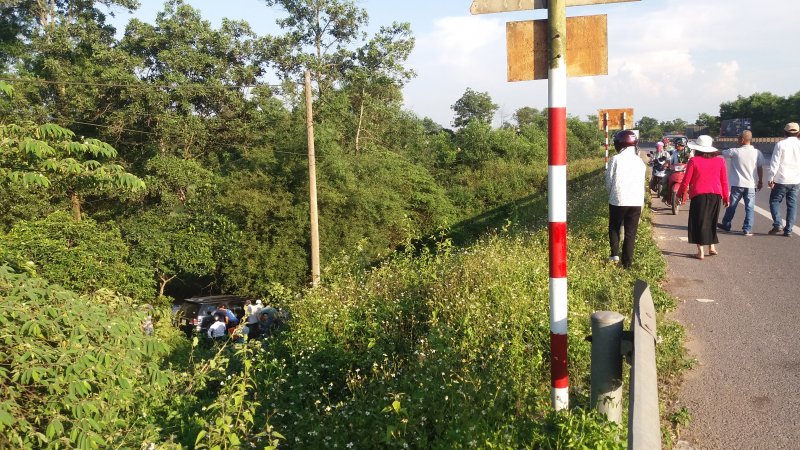 Xe- hop- lao- xuong- QL1- nguoi- tren- xe- bo- tro