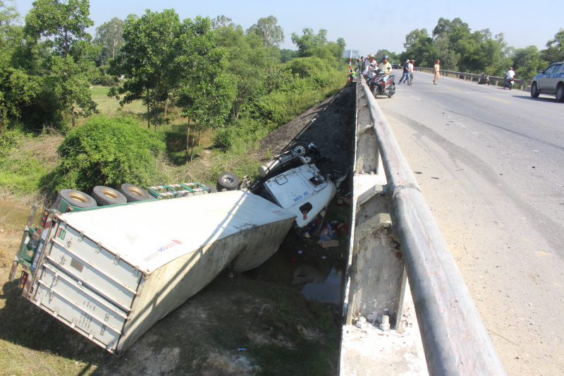 Va- cham- xe- khach- tai- xe- cung- xe- dau- keo- 