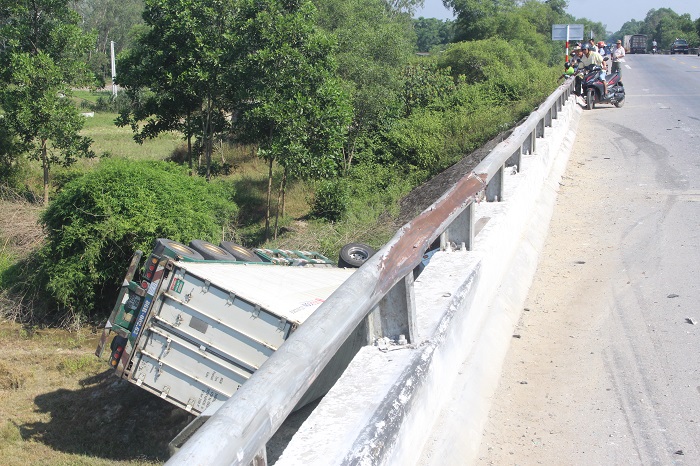 Va- cham- xe- khach- tai- xe- cung- xe- dau- keo- 