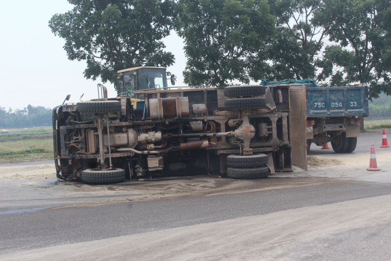 Xe- cho- da- lat- nhao- khi- vao- cua- phoi- bung-