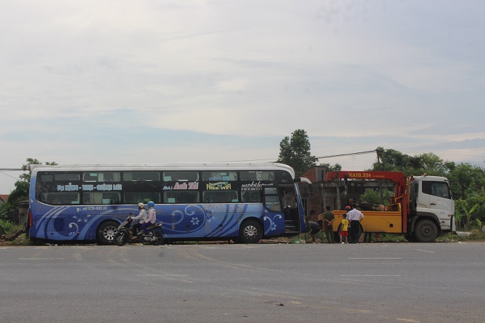 Xe- khach- giuong- nam- xoay- 180- do- lat- nhao- 