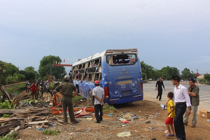 Xe- khach- giuong- nam- xoay- 180- do- lat- nhao- 