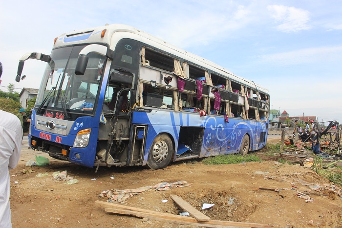 Xe- khach- giuong- nam- xoay- 180- do- lat- nhao- 