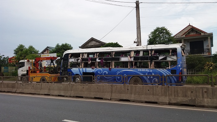 Xe- khach- giuong- nam- xoay- 180- do- lat- nhao- 