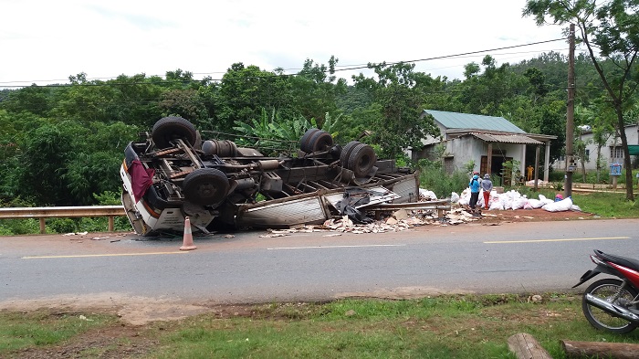 Xe- tai- lat- nhao- ngua- bung- tren- ho- lan- QL9