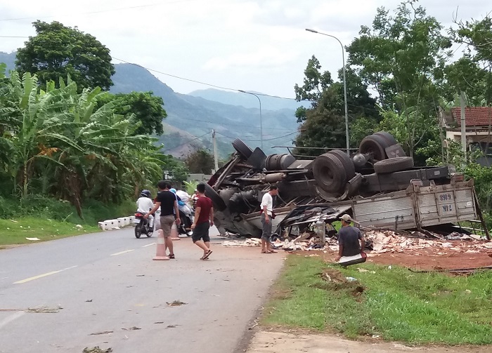 Xe- tai- lat- nhao- ngua- bung- tren- ho- lan- QL9