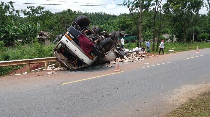 Xe- tai- lat- nhao- ngua- bung- tren- ho- lan- QL9