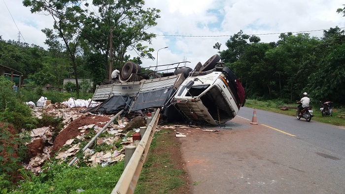 Xe- tai- lat- nhao- ngua- bung- tren- ho- lan- QL9