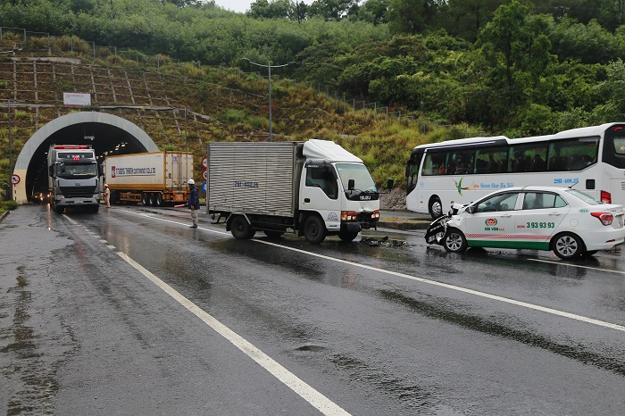 Xe- tai- dam- truc- dien- taxi- tai- xe- cung- 2- 