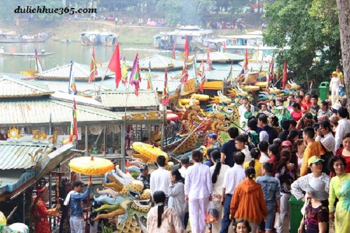 Di- le- hoi- dien- Hon- Chen- thanh- nien- roi- xu