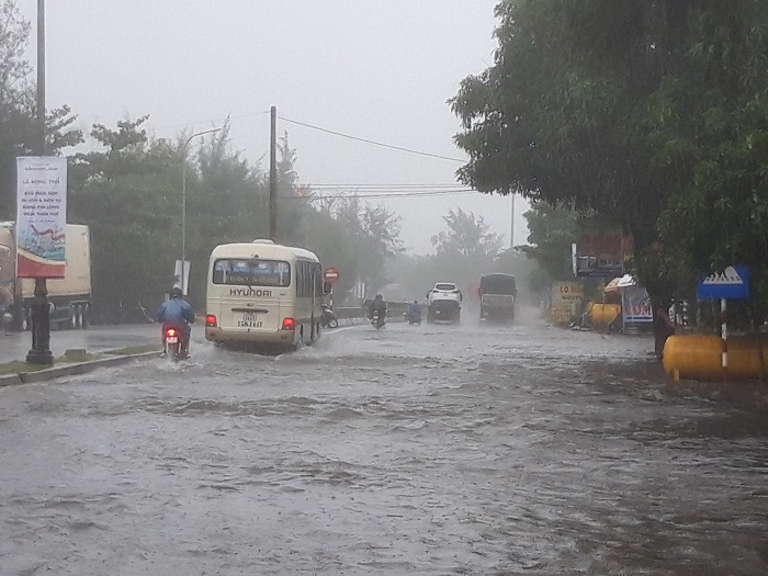 Hue- Mua- lon- nhieu- tuyen- duong- bi- ngap- 1- n