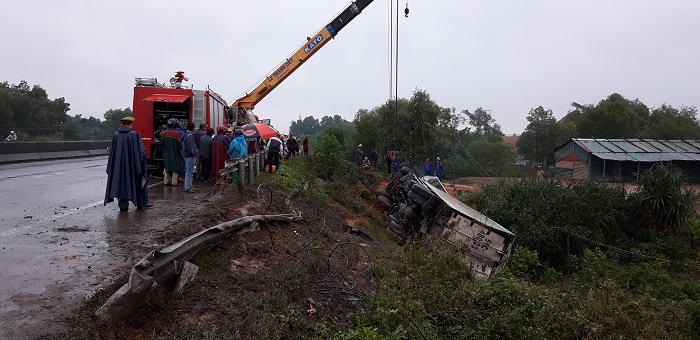 Hang- chuc- Canh- sat- giai- cuu- 3- nguoi- mac- t