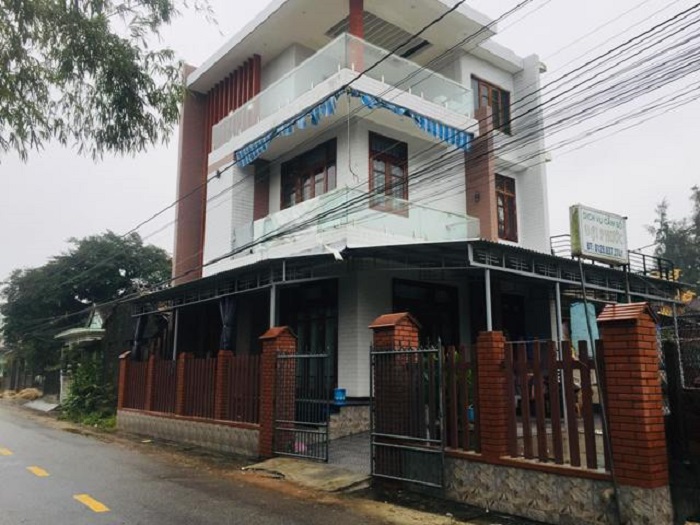 Thanh- nien- dam- guc- be- gai- cuop- day- chuyen-