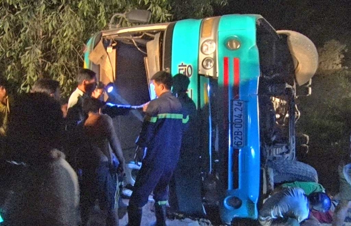 Xe đưa rưới c&ocirc;ng nh&acirc;n lật