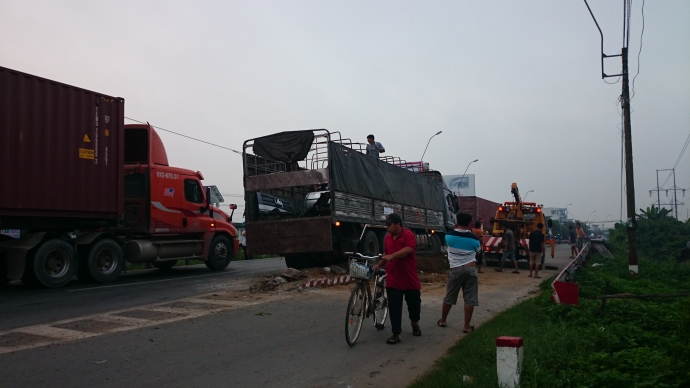 Xe tải nằm kẹt cứng chờ xe cứu hộ đến cẩu ra