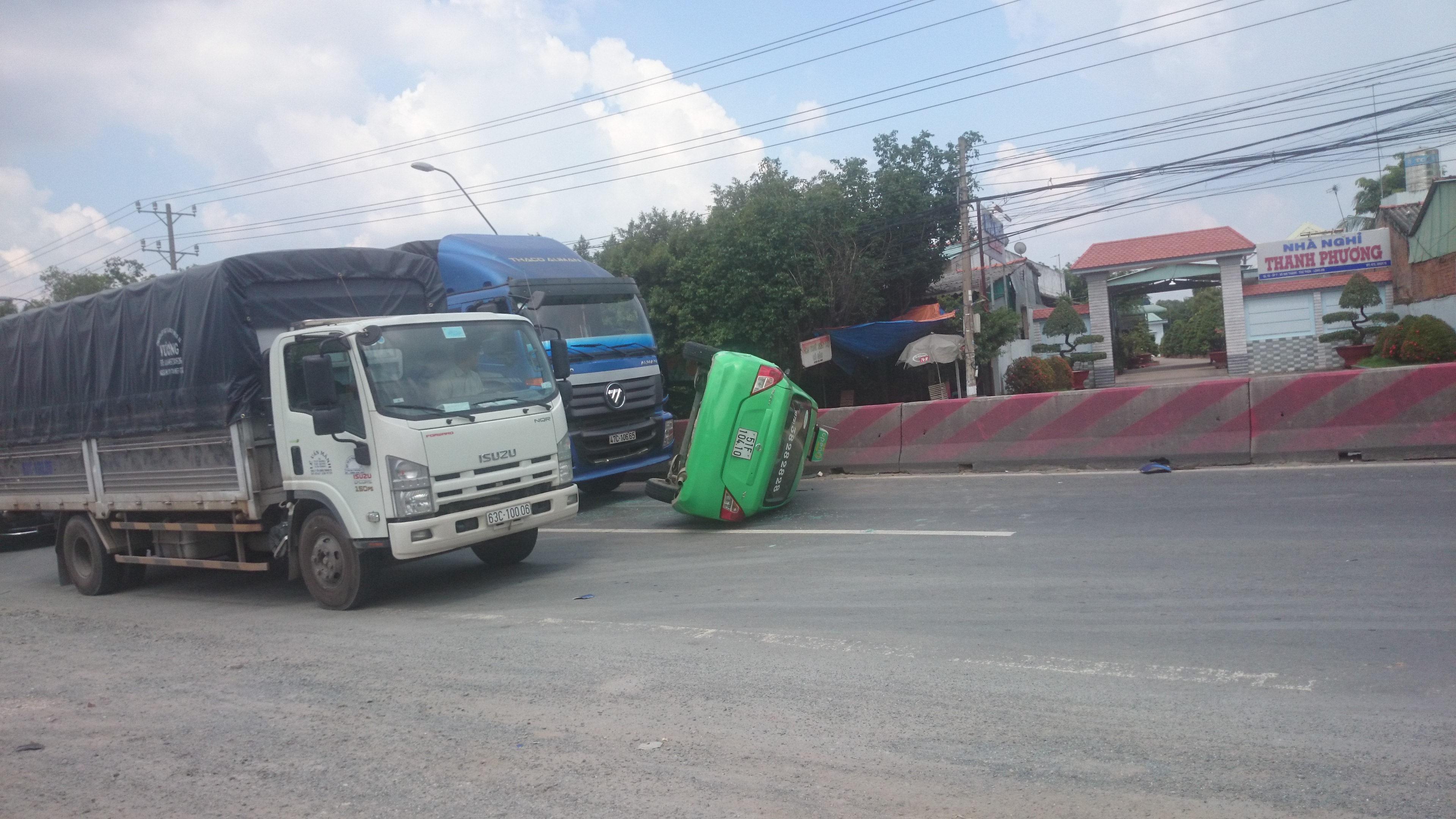 taxi nằm giữa lộ