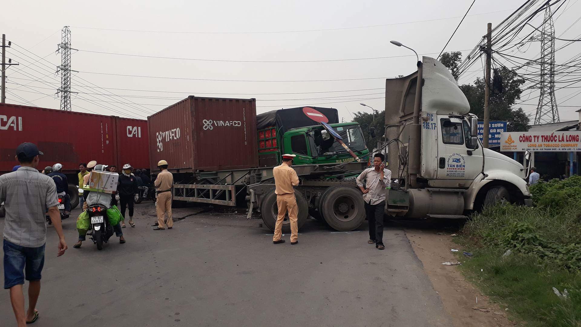 Container chắn giữa lộ.
