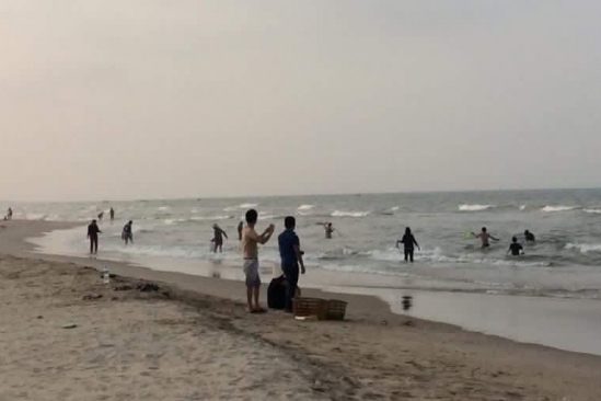 nguoi-dan-do-xo-di-vot-ca-ban-cho-thuong-lai-anh-f