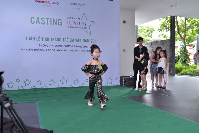 Cac nguoi mau nhi trinh dien kha nang catwalk truo