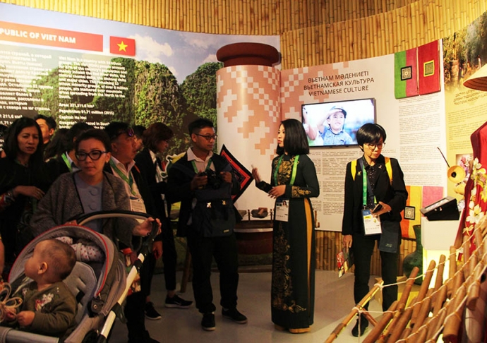 13-Hướng dẫn vi&ecirc;n Nh&agrave; Triển l&atilde;m Việt Nam đang cung