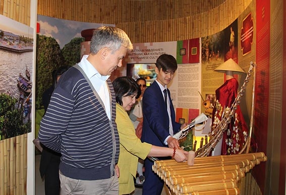 5-khacn tham quan khu trung bay nhac cu truyen tho