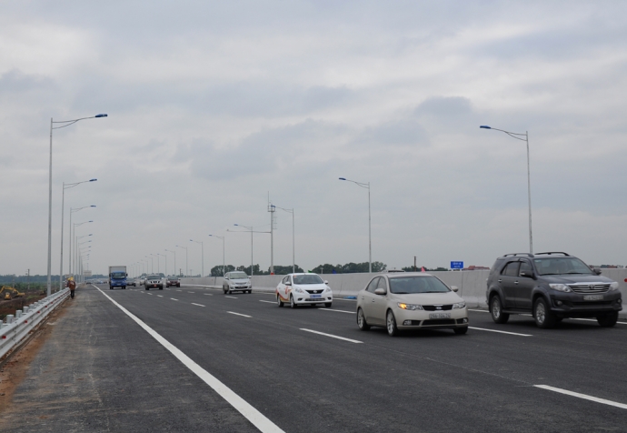 Dòng phương tiện đầu tiên chạy trên đường cao tốc