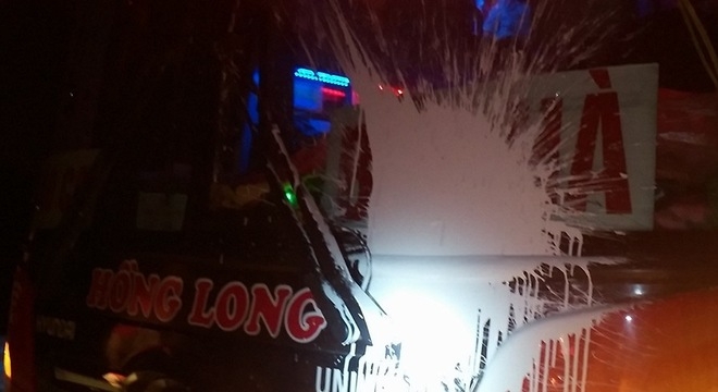 xe-khach-bi-nem-da-tren-cao-toc-noi-bai-lao-cai